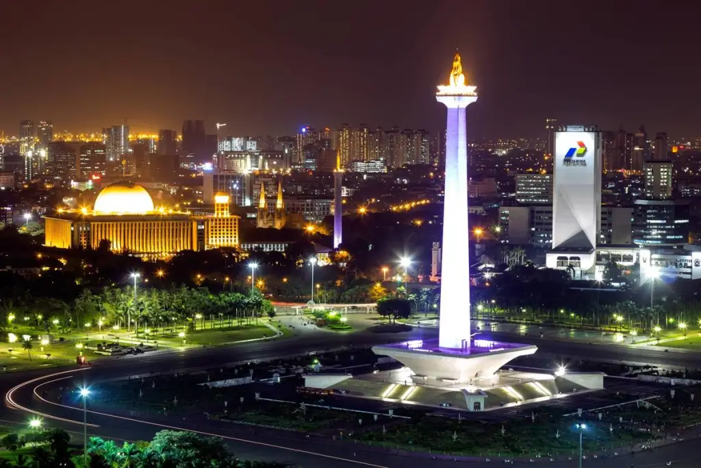 Monumen Nasional (Monas) Ikon Jakarta di Malam Hari