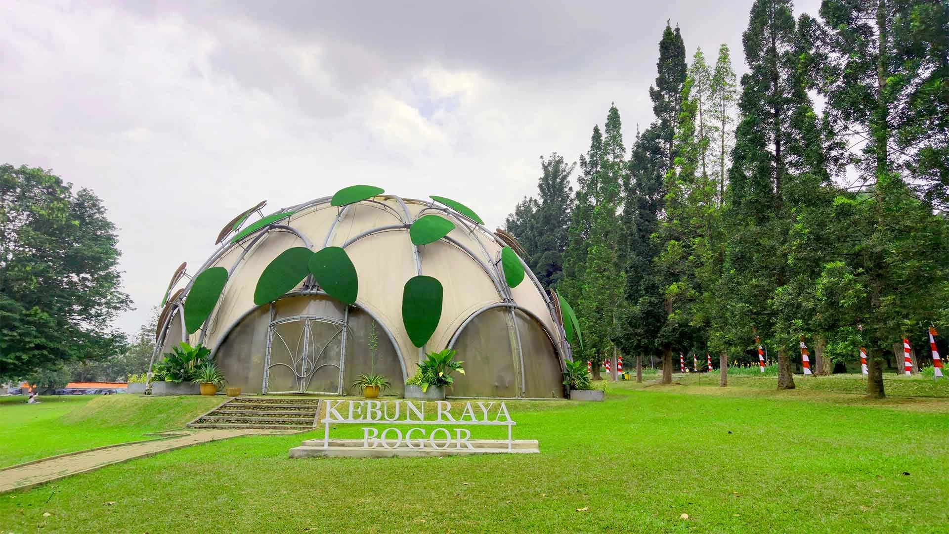 Kebun Raya Bogor Ikon Wisata Alam Bogor