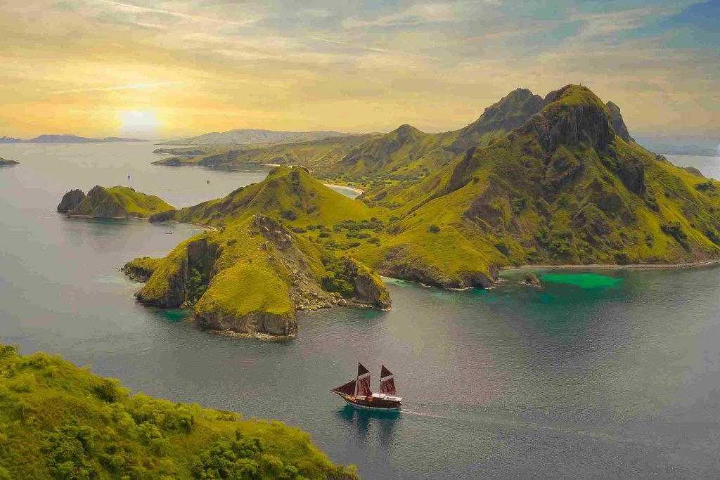 Labuan Bajo Petualangan Romantis di Atas Kapal