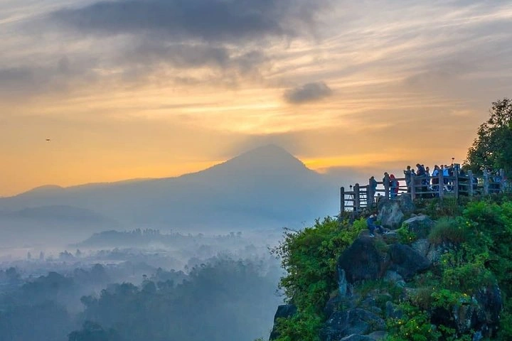 Menikmati Sunrise di Tebing Keraton