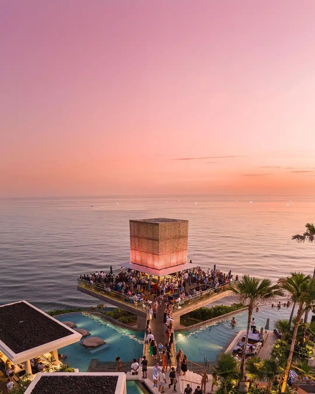 Uluwatu Beach Club Eksklusif dan Pemandangan Sunset